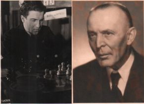 Foto. Beni, Alfred. Schwarzweißes Pressefoto von Alfred Beni bei einer Schachpartie, aus den