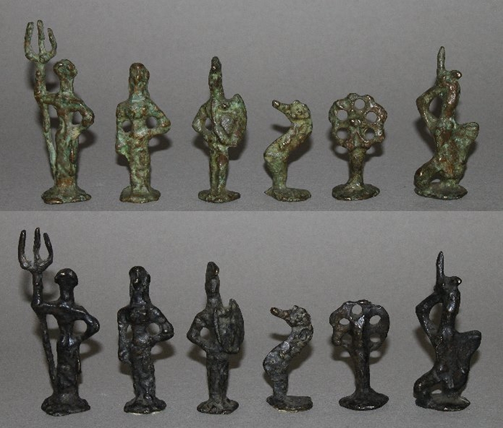 Europa. Moderne Schachfiguren aus Bronze. Die eine Partei ist dunkel patiniert, die andere hell.