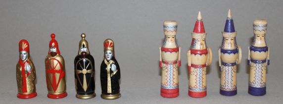 Europa. Tschechien. Zwei folkloristische bemalte Schachspiele aus Holz und Kunststoff. In