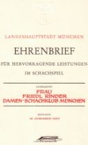 Rinder, Friedl. Gefaltetes Blatt mit einem Ehrenbrief der Stadt München für Friedl Rinder vom 18.