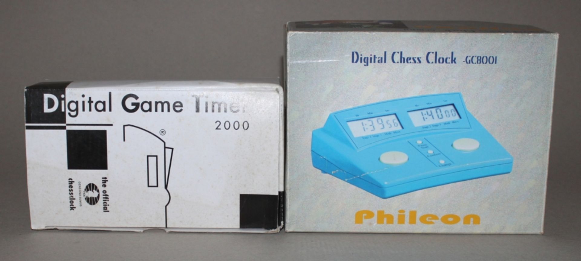 Schachuhr. Digitale Schachuhr „Digital Game Timer 2000“ im rotbraunen Kunststoffgehäuse mit