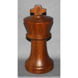 Europa. Frankreich. S.M.I.R. SA. Schachfigur “König“ als 3D Puzzle aus Holz. Mittelbrauner
