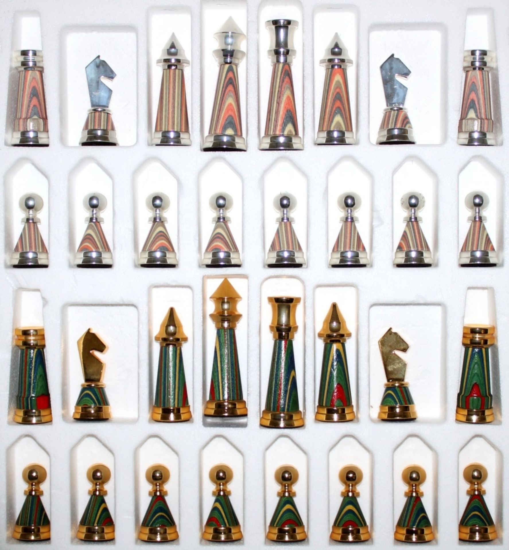 Europa. Italien. Italfama. Schachfiguren “Billardo – Type multicolor“ aus Metall und Holz
