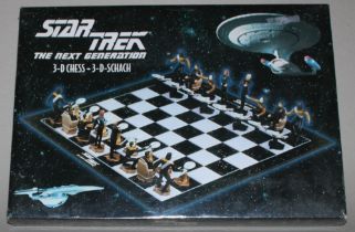 Europa. Deutschland. Star - Trek – The Next Generation 3-D Chess 3-D Schach. 32 Schachfiguren nach