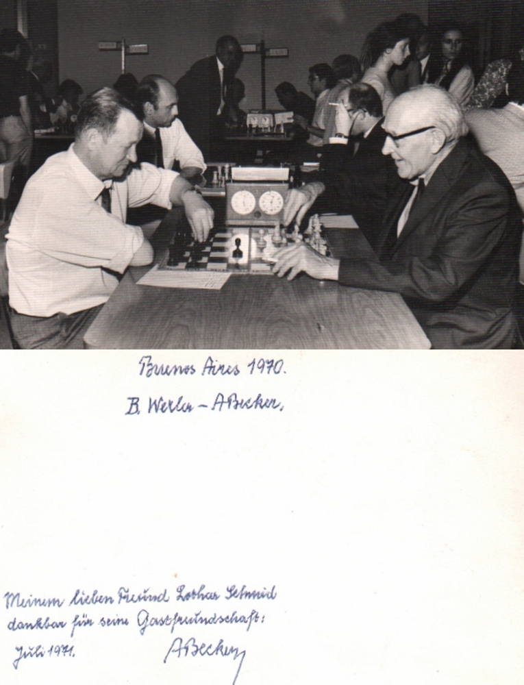 Becker, Albert. Schwarzweißes Foto mit einer Aufnahme von der Partie B. Wexler – A. Becker in Buenos
