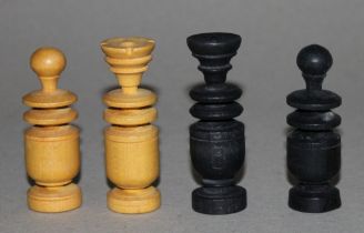 Europa. Schachfiguren aus Holz im Régence - Stil. Eine Partei in schwarz, die andere in naturfarben.