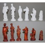 Europa. Schachspiel aus Kunststein mit unterschiedlichen mythologischen Figuren. Eine Partei in