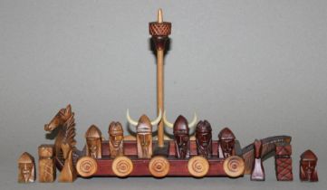 Europa. Skandinavien. Schachfiguren aus Holz mit stilisiertem Drachenboot. Die eine Partei ist
