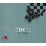 CD. Andersson, Benny, Tim Rice und Björn Ulvaeus. “Chess på Svenska“. 2 CD‘s in Box mit 2 Inlays und
