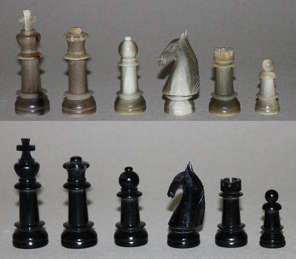 Europa. Schachfiguren aus Horn. Die eine Partei in schwarz (dunkel), die andere naturfarben.