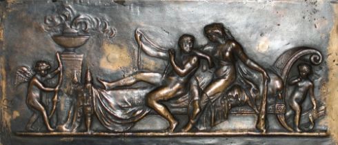 Metall. Bronzerelief. (Sitzendes Paar auf einem antiken Bett). Bronzerelief (dunkel patiniert) in