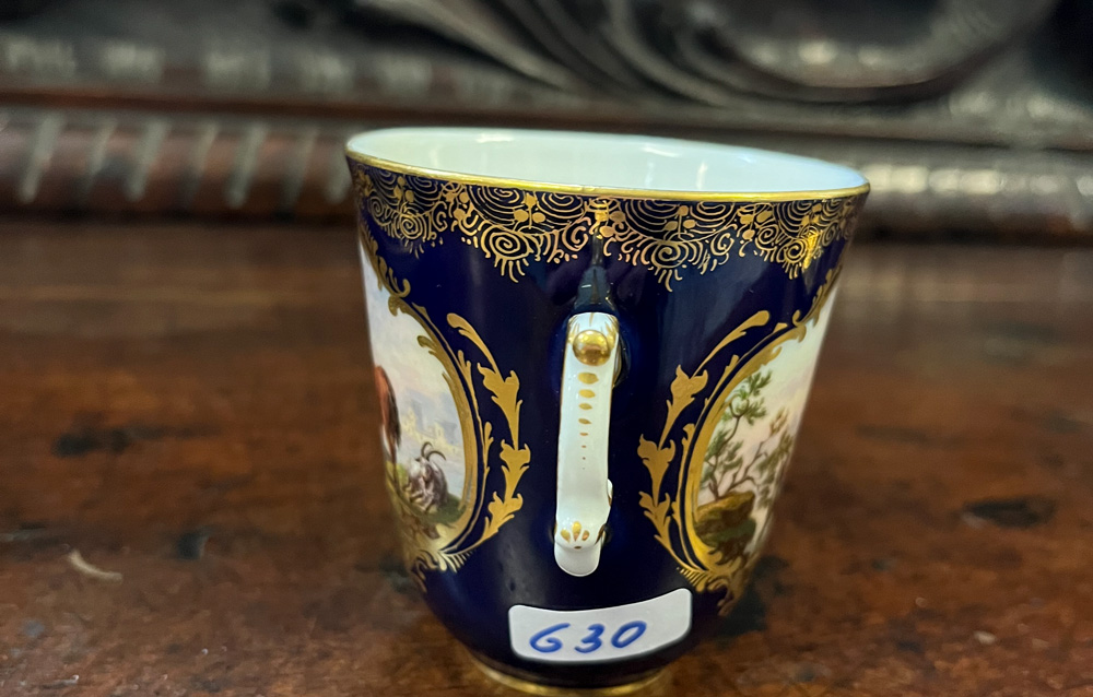Trembleuse mit Unterschale. Meissen 19. Jh. Porzellan, mit kobaltblauem Fond, Goldspitzenbordüren - Image 10 of 15