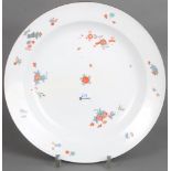 Große Platte. Meissen 1730. Porzellan, bunt bemalt mit Kakiemonblüten; verso unterglasurblaue