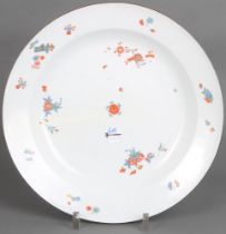 Große Platte. Meissen 1730. Porzellan, bunt bemalt mit Kakiemonblüten; verso unterglasurblaue