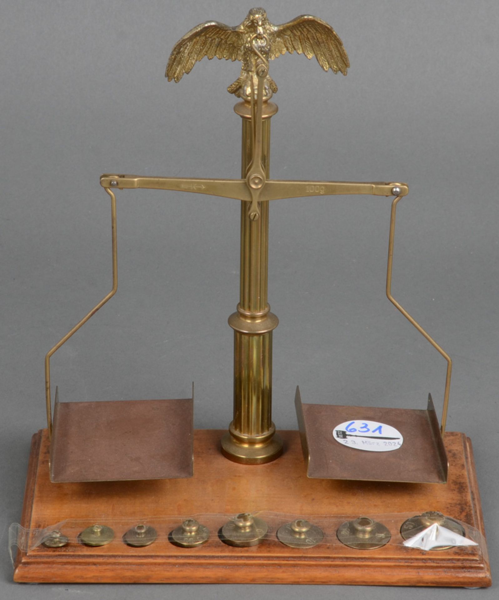 Balkenwaage. Deutsch 20. Jh. Holzsockel, mit eingelassenen Gewichten, mittig kannelierter Bronzescha