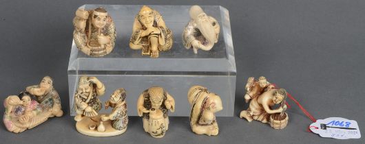 Acht Netsuke. Japan. Poliertes Horn, geschnitzt, teilw. graviert und gefärbt; am Boden sign., H=2,