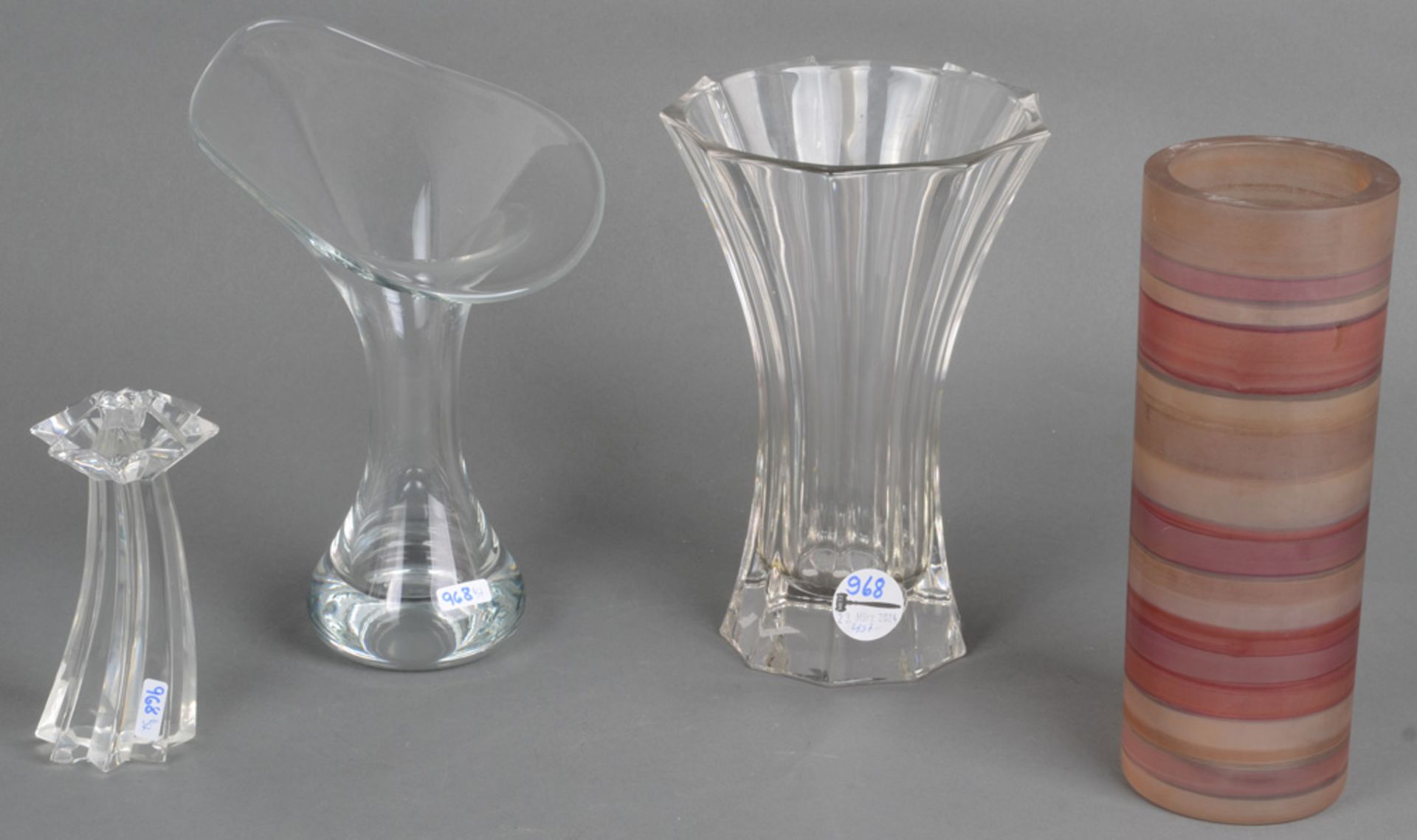 Ein Kerzenleuchter und drei Vasen. Deutsch, u.a. Nachtmann 20. Jh. Meist farbloses Glas, zwei