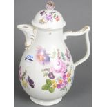 Kaffeekanne. Meissen 1750. Porzellan, bunt bemalt mit Floraldekor, Goldrand; am Boden unterglasurbla