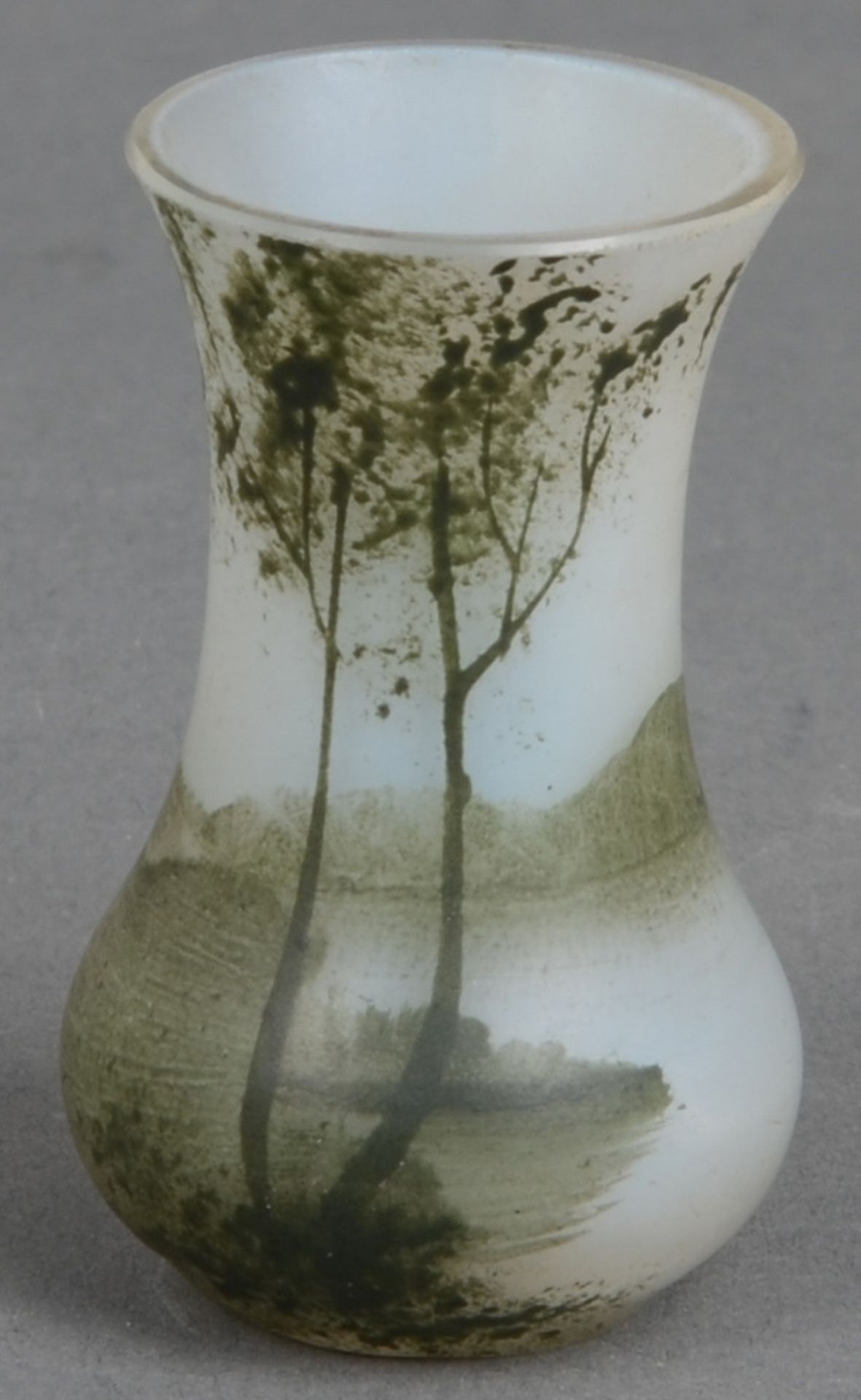 Miniaturvase. Nancy um 1900. Farbloses Glas, farbig überfangen und geätzt mit Bäumen in Landschaft,  - Bild 2 aus 3