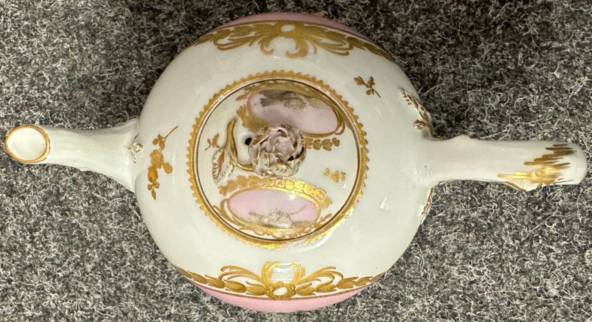 Achttlgs. Reiseservice im Koffer. Meissen 1763-73. Porzellan, auf rosafarbenem Fonds graucamaieu - Image 31 of 34