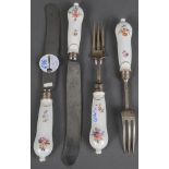 Paar Messer und Gabeln. Wohl Frankenthal 1775. Mit bunt floral bemalten Porzellangriffen und Stahlkl
