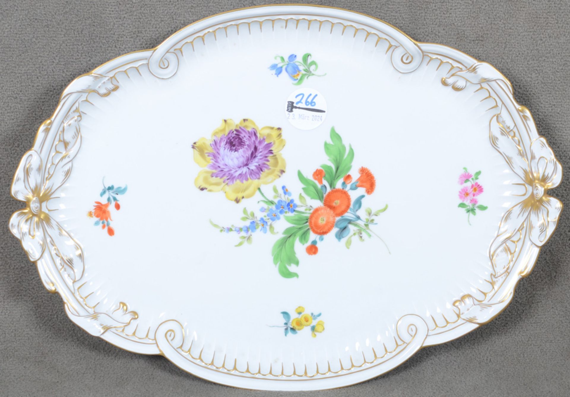 Ovale Platte. Meissen 20. Jh. Porzellan, bunt bemalt mit Blumen; am Boden unterglasurblaue Schwerter