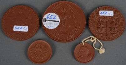 Fünf runde Gedächtnis-Medaillen. Meissen 20. Jh. Braunes Böttgerporzellan mit Reliefdekor und