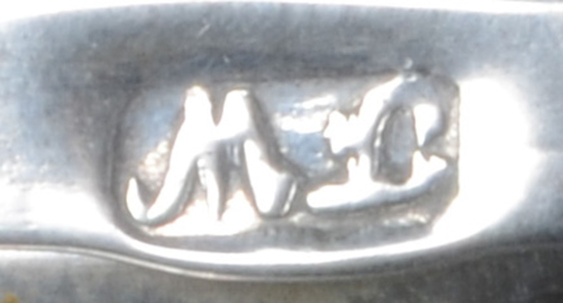 Ovale Deckeldose. Preußen um 1740. Silber, ca. 174 g, im Innenboden gepunzt mit Monogramm „F.W.“ und - Image 2 of 2