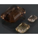 Drei unterschiedlich große Rauchquarze: Der große ca. 138 ct, die zwei kleinen zusammen ca. 25 ct.