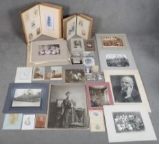Zwei Fotoalben, deutsch um 1900, mit Ledereinband sowie weitere lose Fotografien mit Porträts bzw.