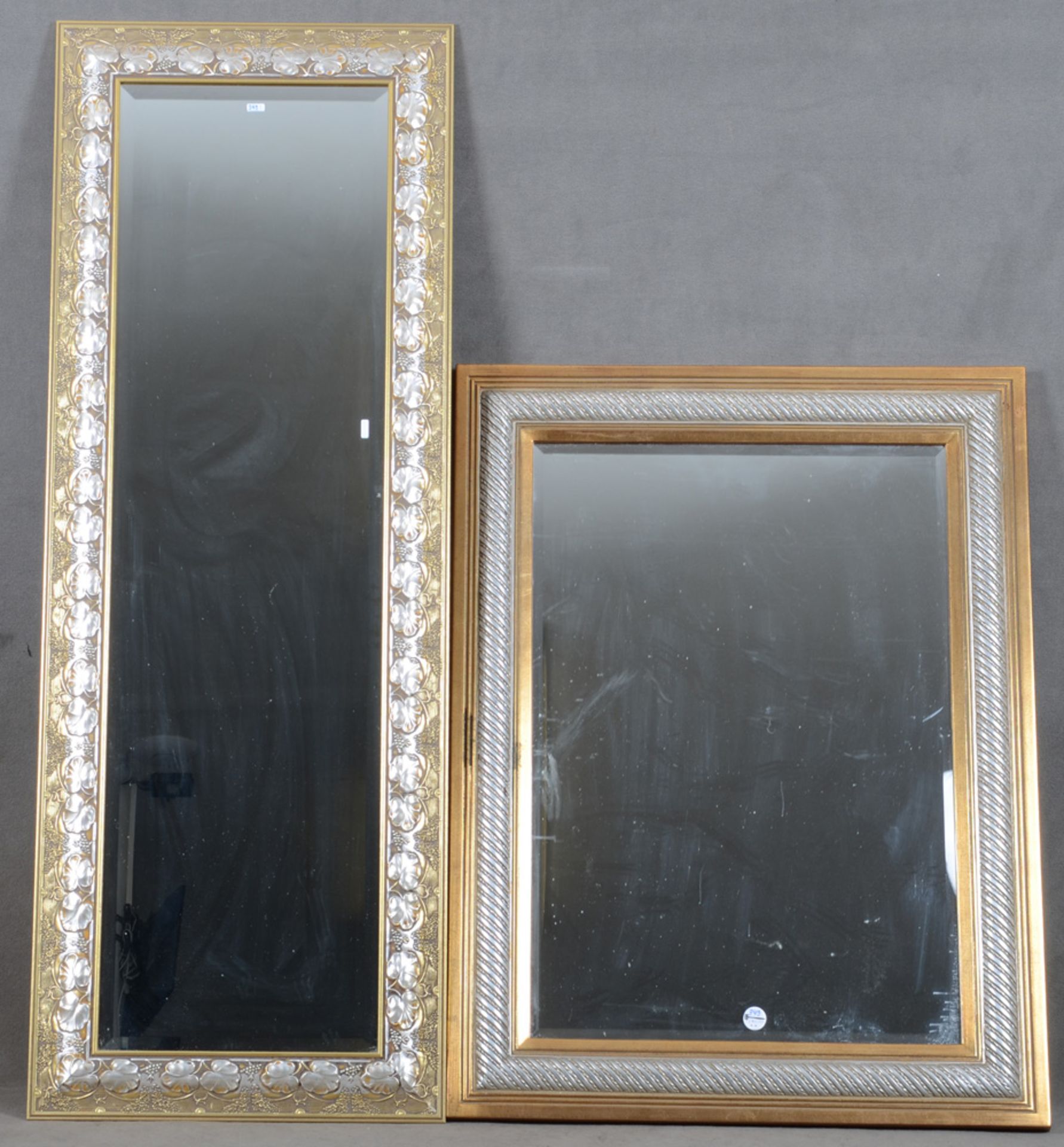 Zwei Spiegel. Italien 20. Jh. Massivholz, auf Kreidegrund gold und silber gefasst, 110 x 57,5 /
