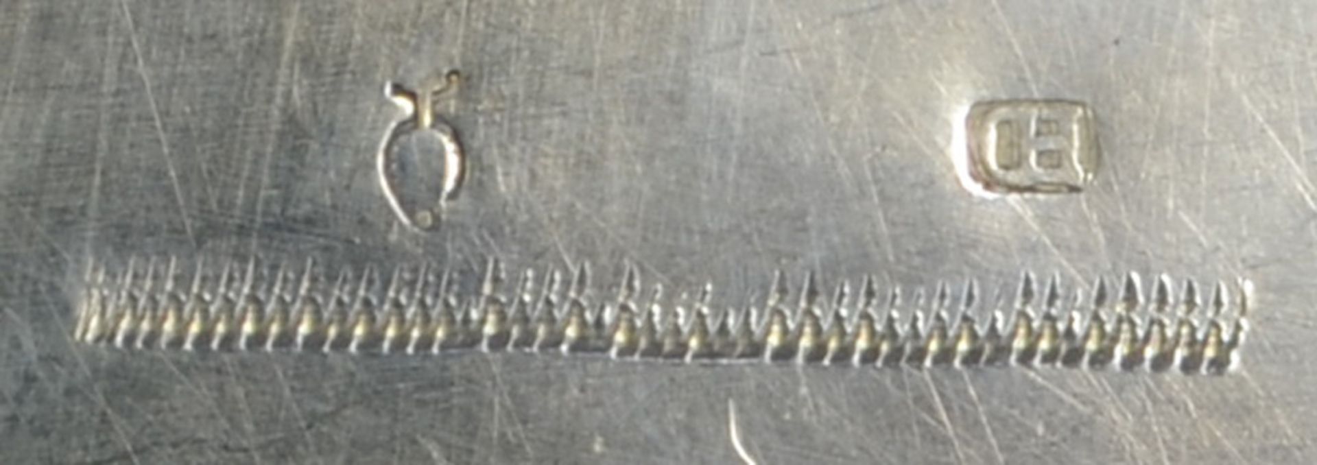 Zwei Deckelterrinen. Augsburg. Silber, ca. 770 g, mit durchbrochenen Henkeln, ziseliert; am Boden mi - Bild 3 aus 3