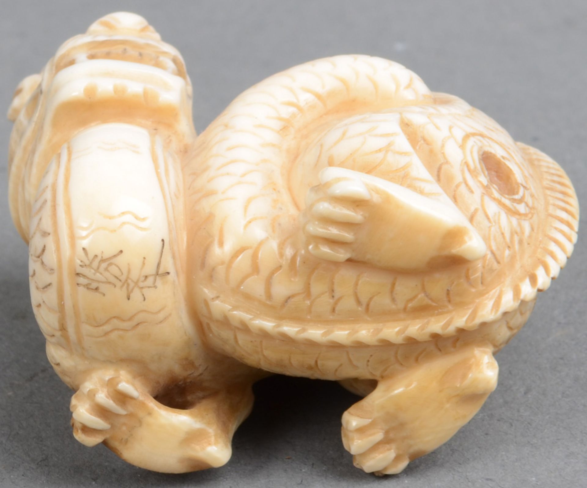 19-tlgs. Konvolut Asiatika, bestehend aus: Inros, Netsuke, Siegel und Wappen u.a. aus Jade, Horn, - Image 6 of 11