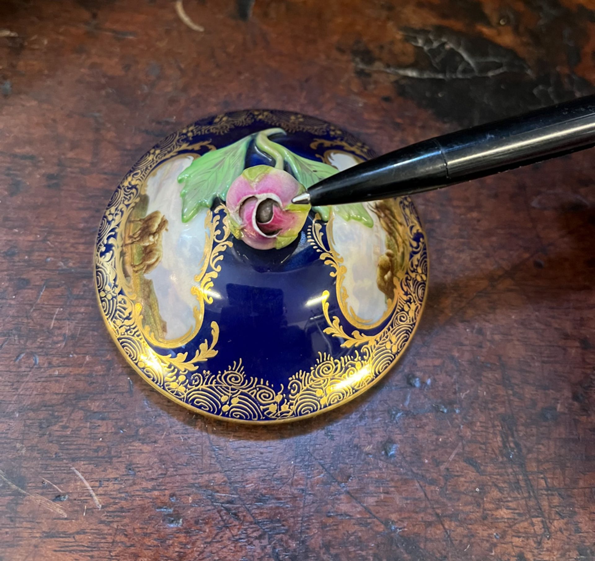 Trembleuse mit Unterschale. Meissen 19. Jh. Porzellan, mit kobaltblauem Fond, Goldspitzenbordüren - Bild 6 aus 15