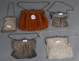 Fünf unterschiedliche Damen-Abendtaschen. Deutsch um 1900. Silber bzw. versilbert bzw. Kupfer mit