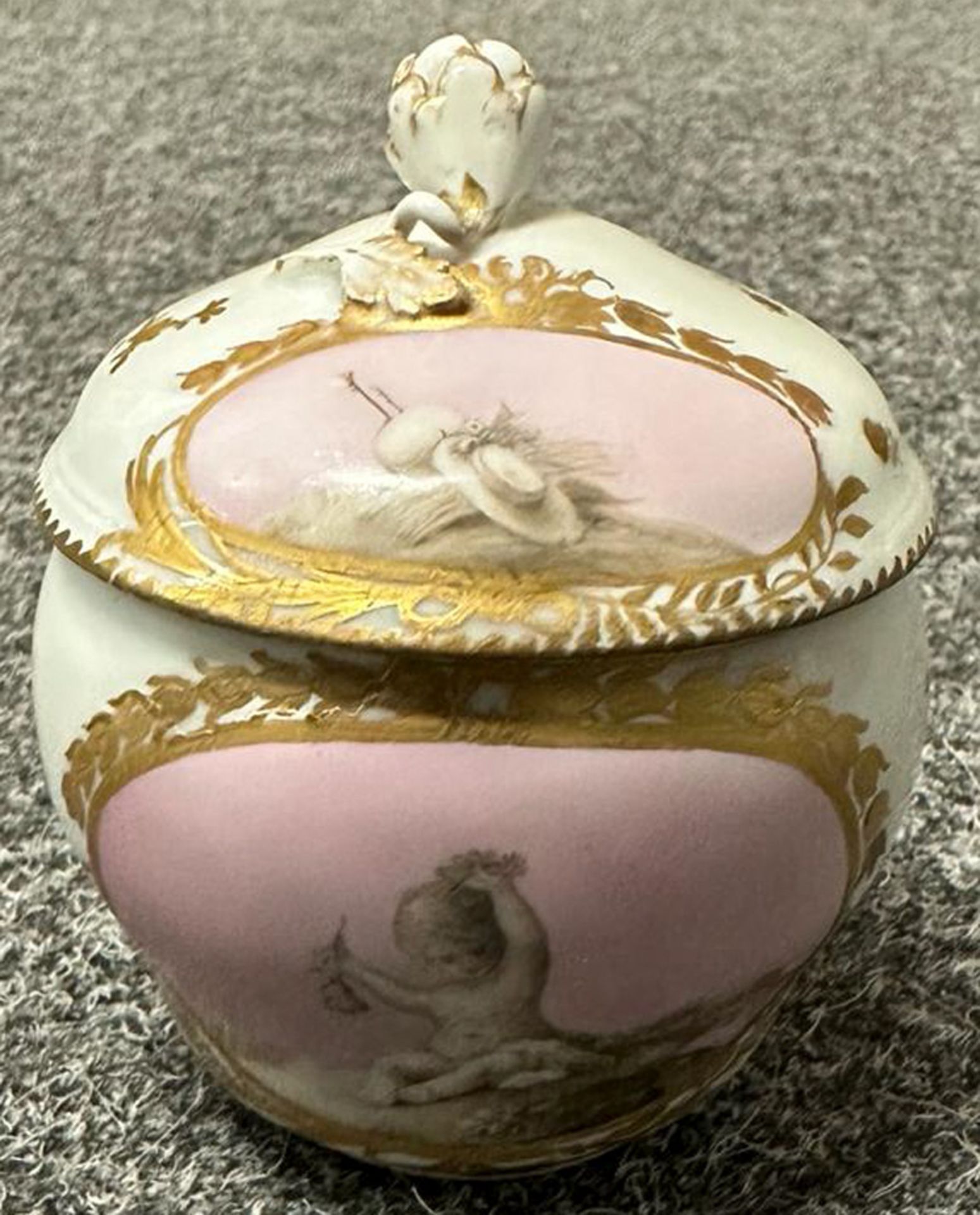 Achttlgs. Reiseservice im Koffer. Meissen 1763-73. Porzellan, auf rosafarbenem Fonds graucamaieu - Image 20 of 34