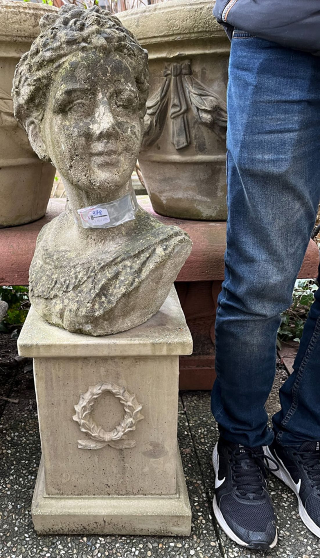 Frauenbüste, auf Sockel mit Lorbeerkranz. Wohl Italien 20. Jh. Kunststein, Büste: H=49 cm /