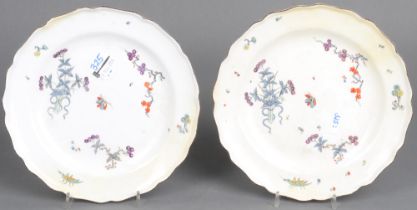 Paar Teller. Meissen 1730-35. Porzellan, bunt bemalt mit Kakiemonblütenzweigen und Insekten; verso