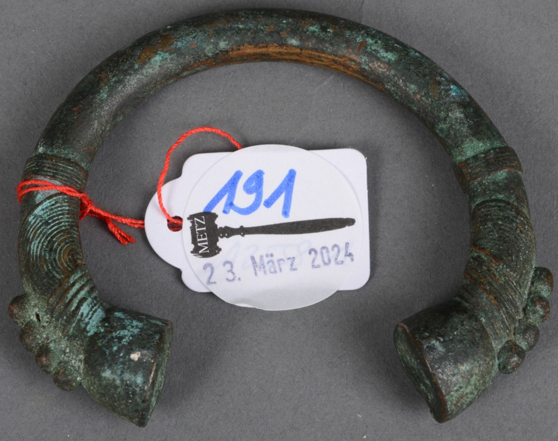 Armreif mit Pferdehuf-Endstücken. Wohl spätrömisch 4./5. Jh. n. Chr. Bronze, H=7,5 cm, B=8,7 cm.