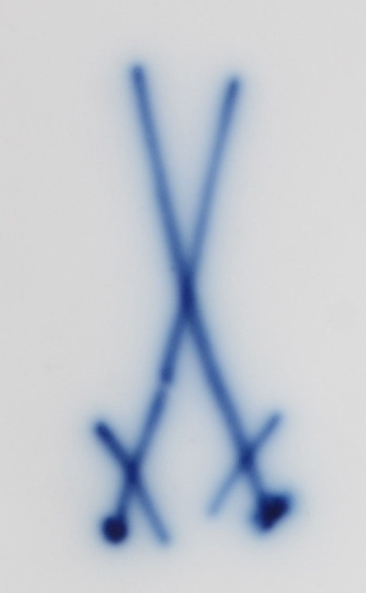 14 Speiseteller „Zwiebelmuster“. Meissen 19./20. Jh. Porzellan, unterglasurblau bemalt; am Boden - Image 2 of 2