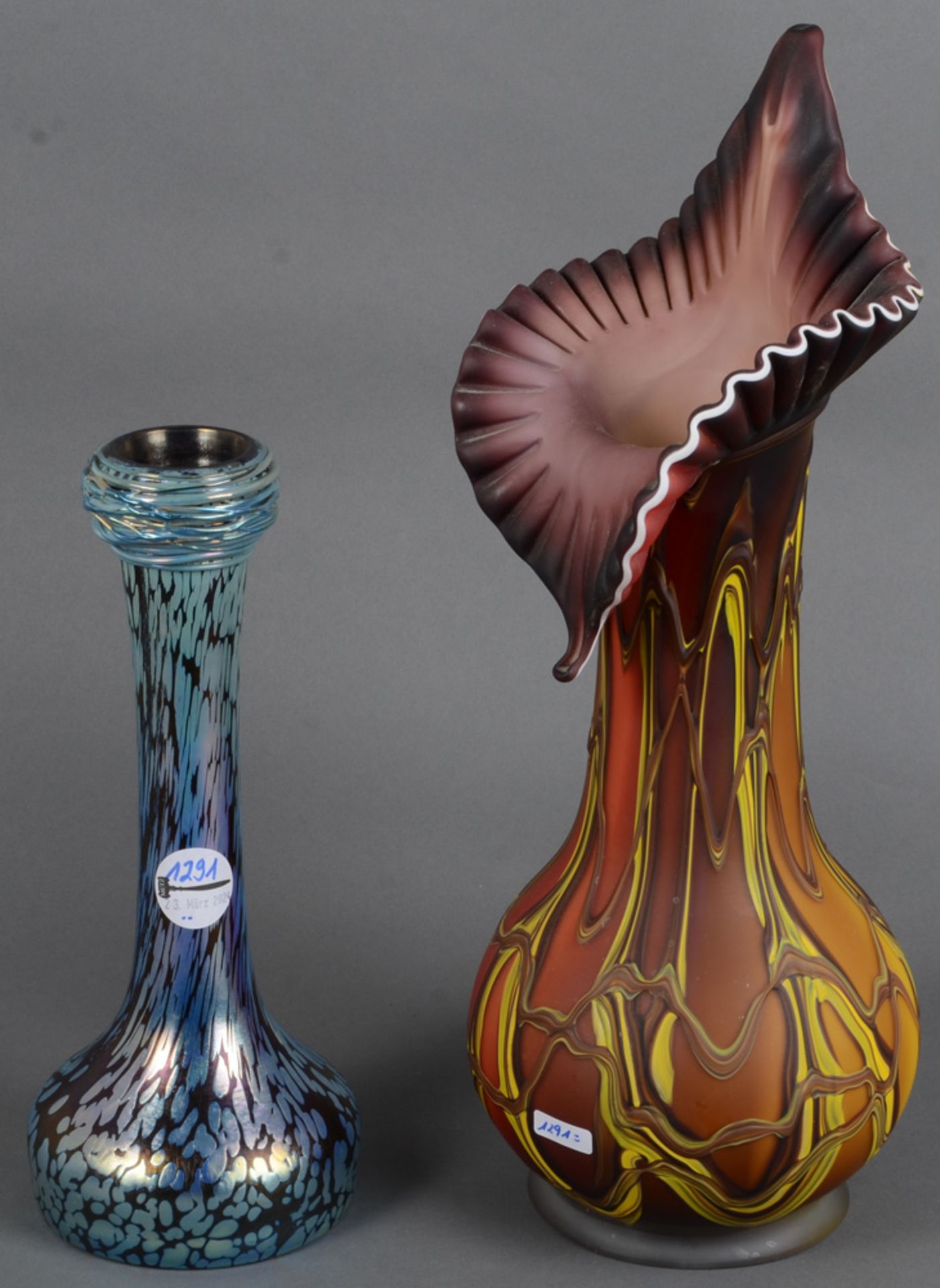 Zwei Vasen, u.a. Pallme, König & Habel um 1900. Farbloses Glas, farbig überfangen, mit