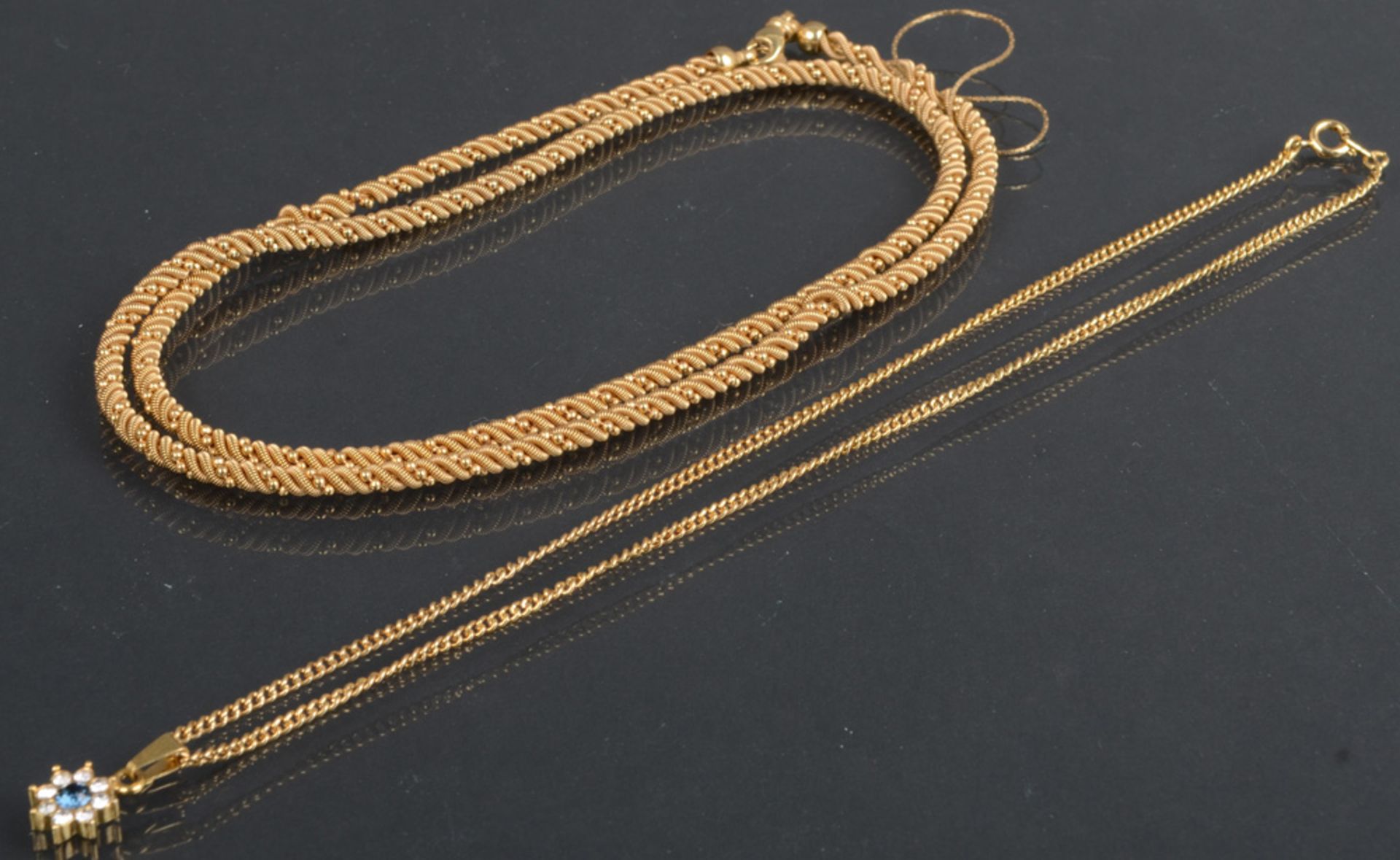 Gliederhalskette, 18 ct Gold, ca. 37 g, und vergoldete Kette.