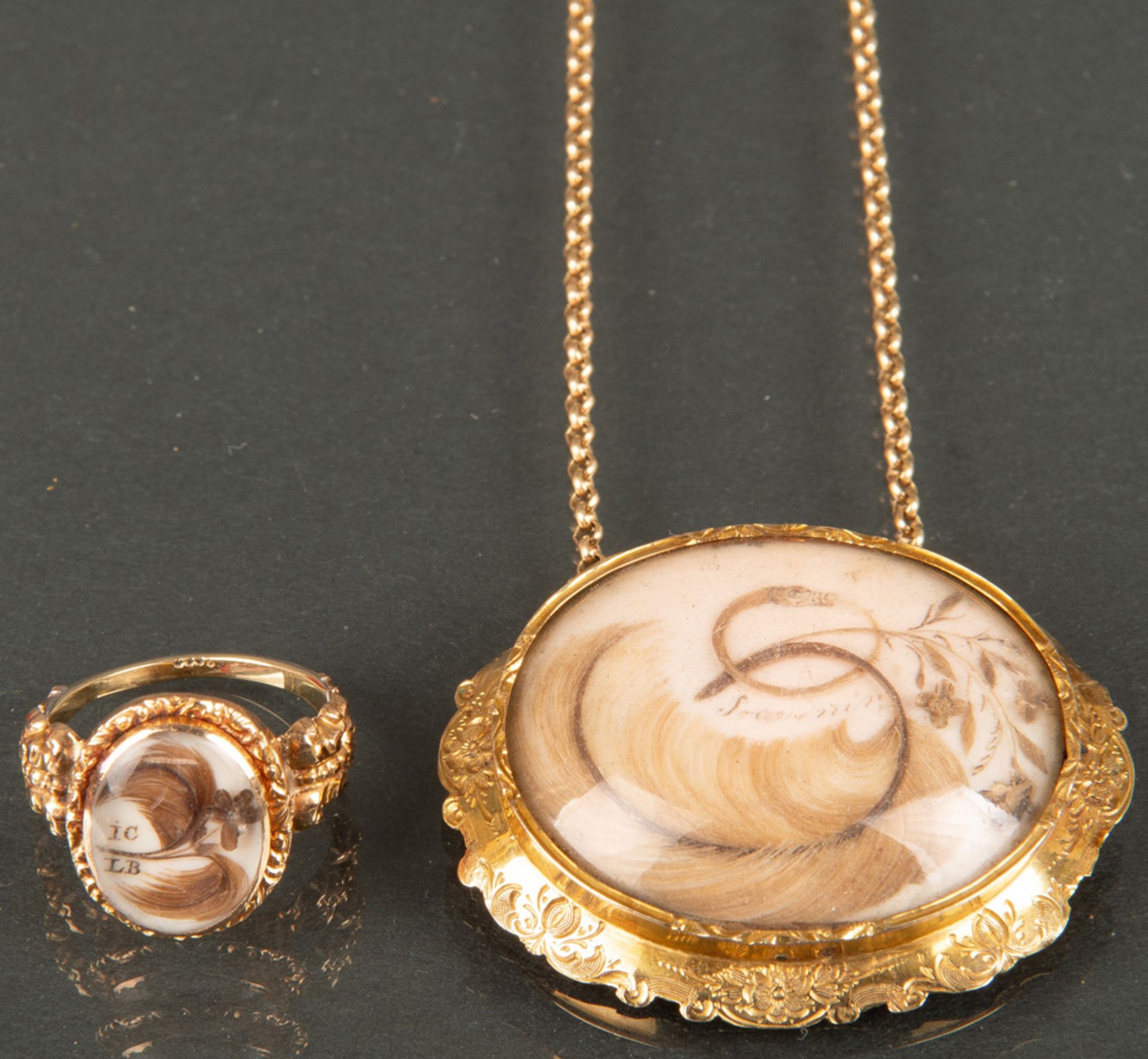 Medaillon mit Kette und Damenring. 14 ct Gold, ca. 20 g, besetzt mit Tafel in Puderfarben bemalt. (