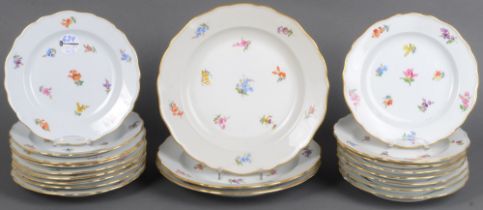 20 Teller „Streublumen“. Meissen 19./20. Jh. Porzellan, bunt bemalt, mit Goldrand; am Boden