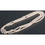 Dreisträngige Perlenkette mit 14 ct Goldverschluss, besetzt mit Rubinen, ca. 7 g, L=46 cm.