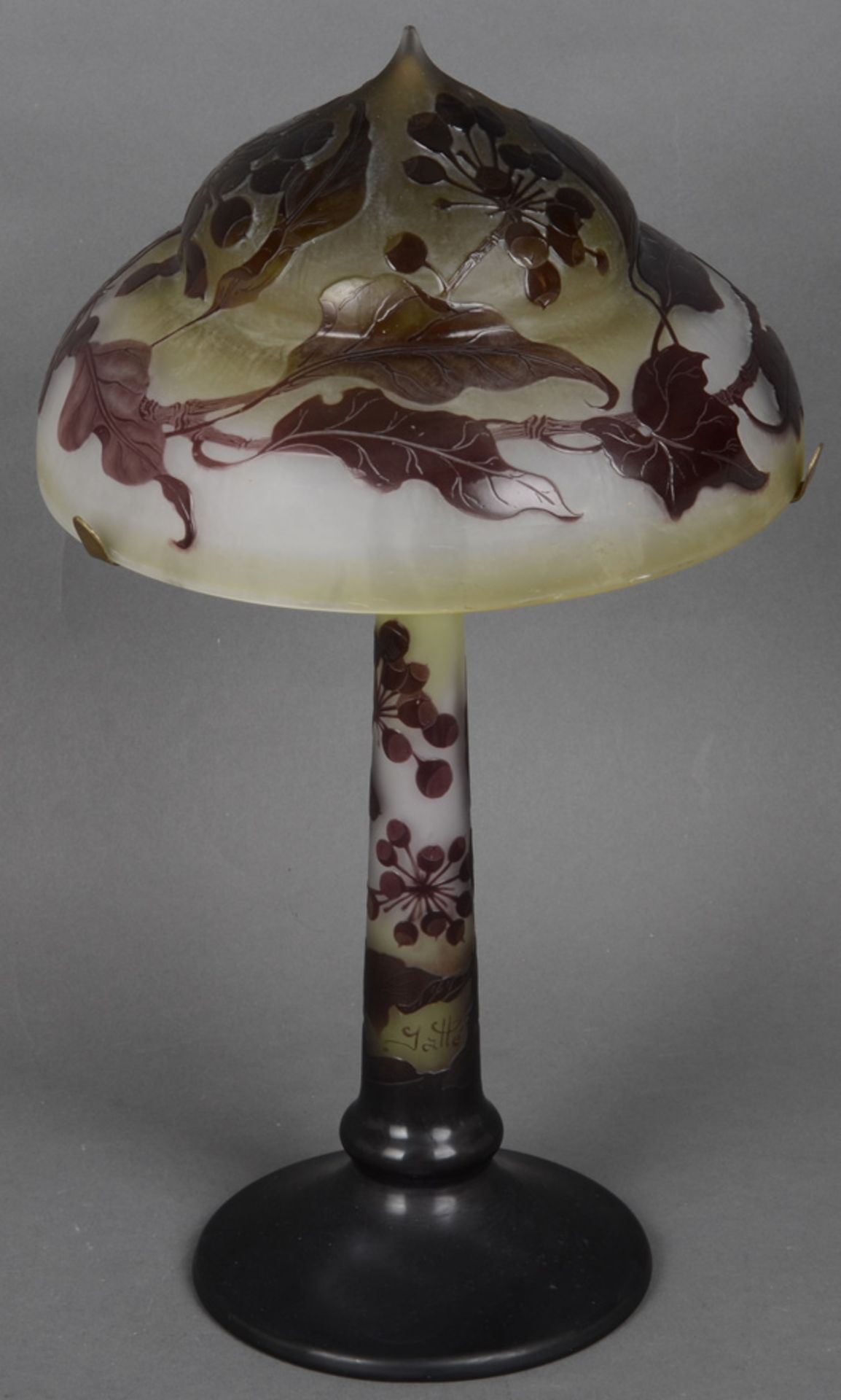 Jugendstil-Tischlampe. Nancy, Émile Gallé um 1900. Farbloses Glas, farbig überfangen, geschnitten