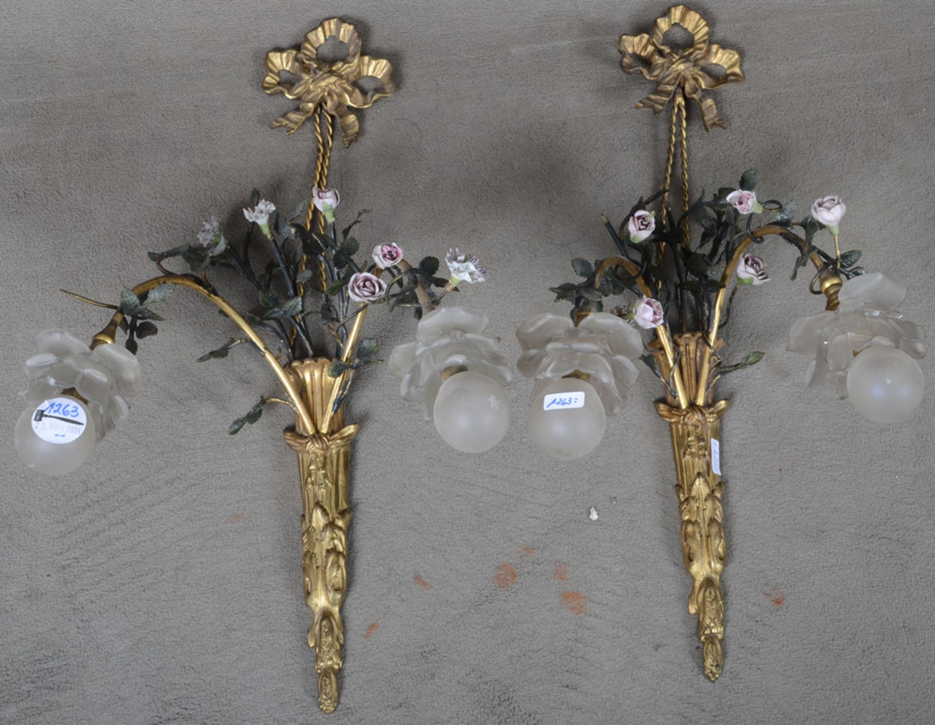 Paar zweiflammige Wandgirandolen. Frankreich 19. Jh. Bronze, besetzt mit Blüten aus bunt bemaltem