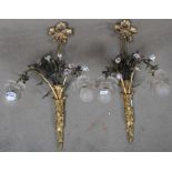 Paar zweiflammige Wandgirandolen. Frankreich 19. Jh. Bronze, besetzt mit Blüten aus bunt bemaltem Po