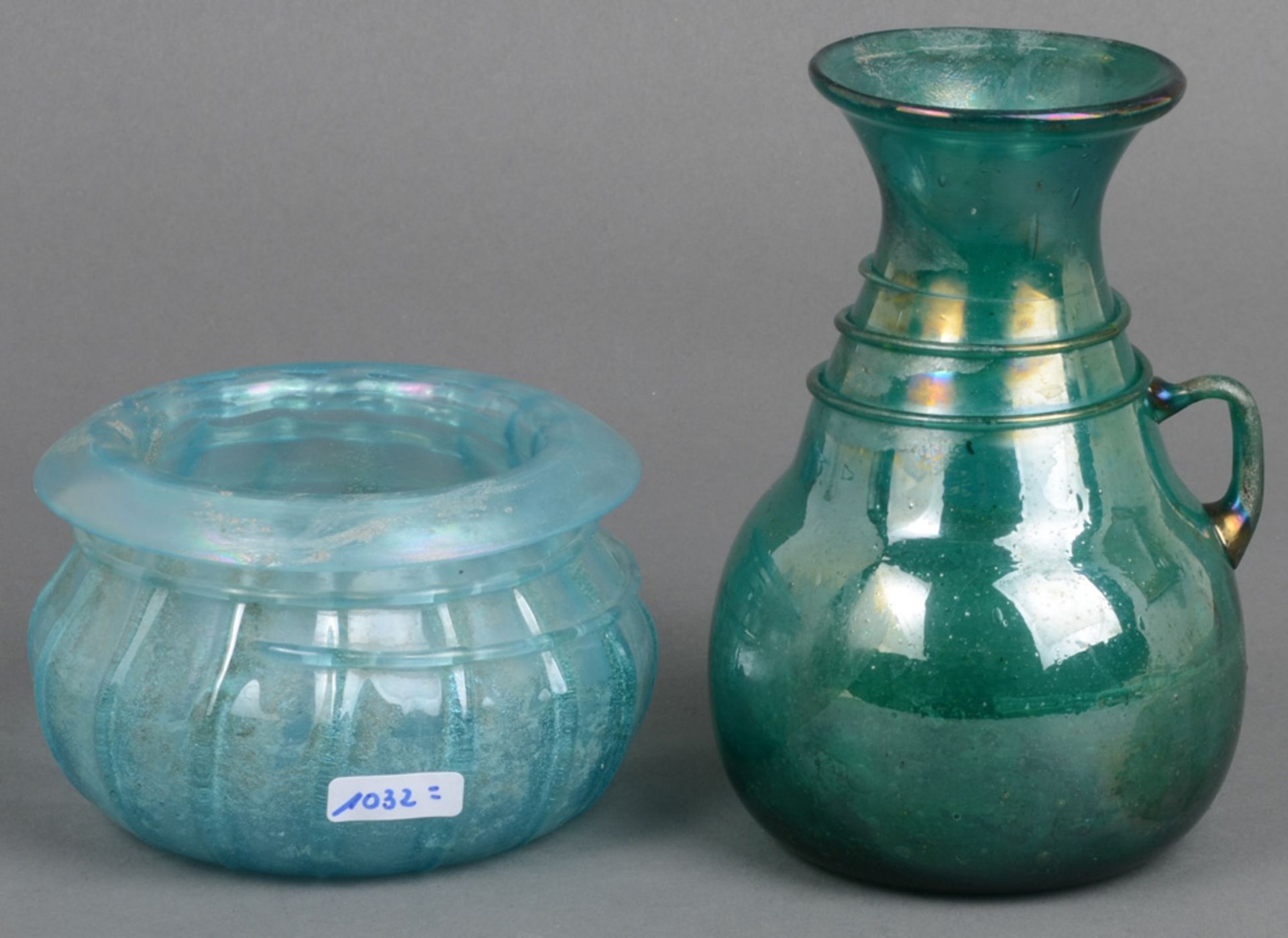 Zwei Vasen. Böhmen. Farbloses Glas, farbig überfangen mit Aufschmelzungen, H=7,8 / 15,4 cm.