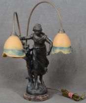 Tischlampe. Frankreich. Bronze in Form eines barfüßigen Mädchens; im hinteren Bereich zwei gebogte